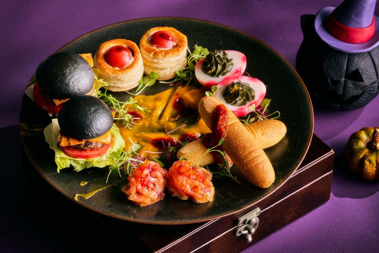 グランド ハイアット 東京のハロウィンアフタヌーンティー、“脳みそ”ラズベリームースや目玉ゼリーなど｜写真4