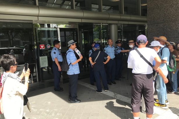 作家・目取真さん宅の捜索は「行きすぎた規制、弾圧」 県警本部前で75人が抗議 沖縄・那覇市 辺野古新基地問題