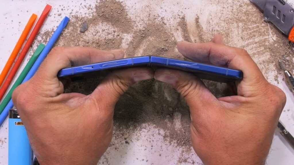 Galaxy Z Flip7の耐久性ベンチマーク動画が登場。ヒンジと防塵が強い