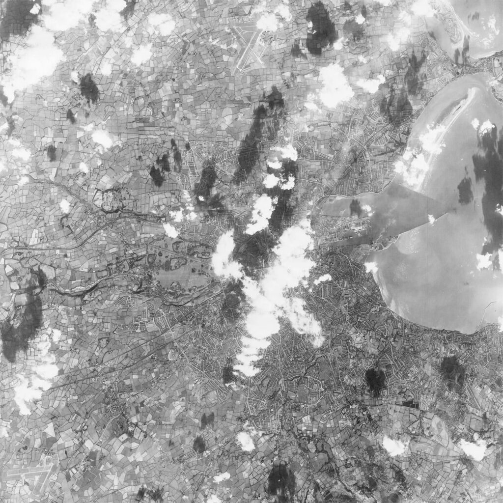 1966年2月、ダブリンのkh-7スパイ衛星写真を機密解除しました。このウェブサイトは、googlemapsの写真に絡み合っています。透明性を調整でき、ズームインするとシャープネスが適切です。