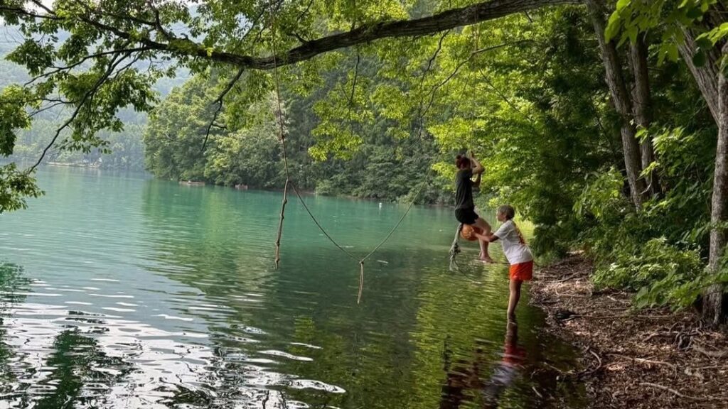 “夏の名残り”を切り取った1枚…透明な湖面で遊ぶ姿に癒やされる | 話題の投稿 | スポーツブル (スポブル)