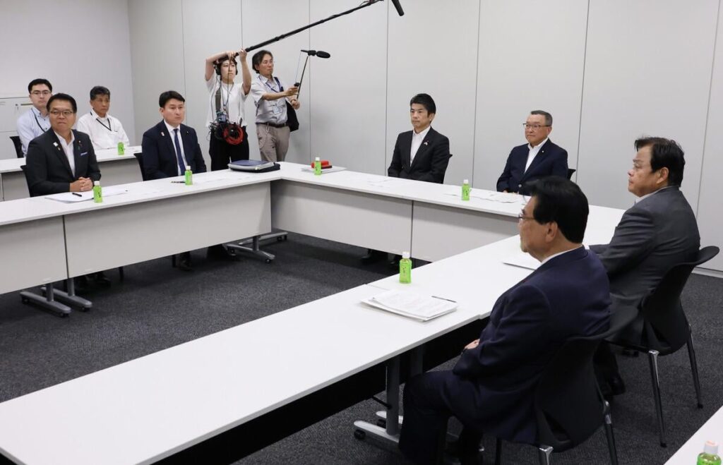 与野党、ガソリン減税で財源巡り平行線 立民「負担増受け入れ難い」（時事通信） - Yahoo!ニュース