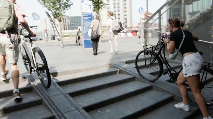プロレールは、新しい駅の階段で自転車の溝を止めます