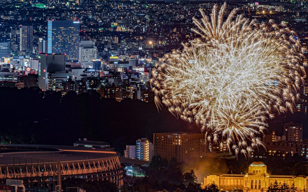 東京の中心で約1万発の花火「神宮外苑花火大会」8/16(土)開催！ まだ間に合うチケット情報や最寄り駅、列車の増発情報をお届け (2025年8月9日) - エキサイトニュース