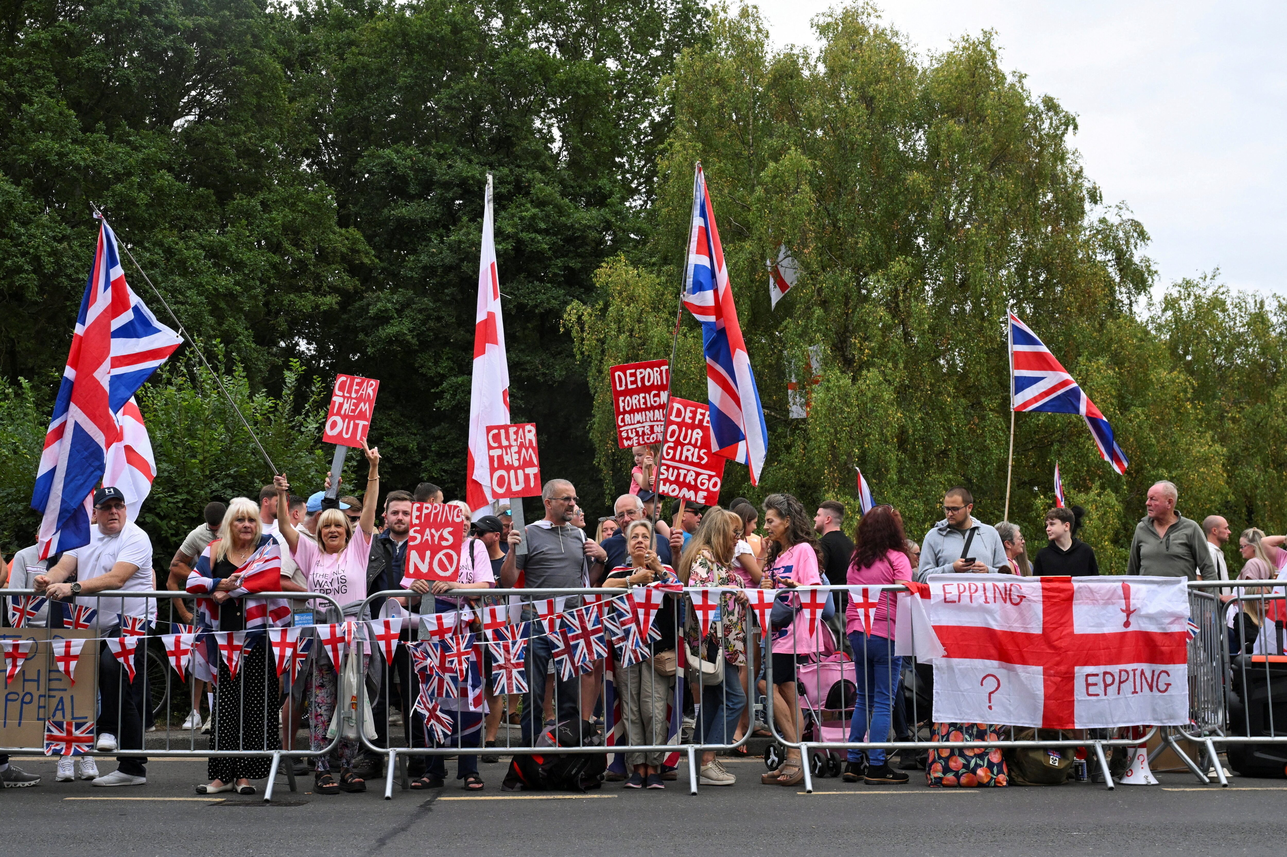 英国で反移民デモ続く、ポピュリスト政党は強制送還計画打ち出す