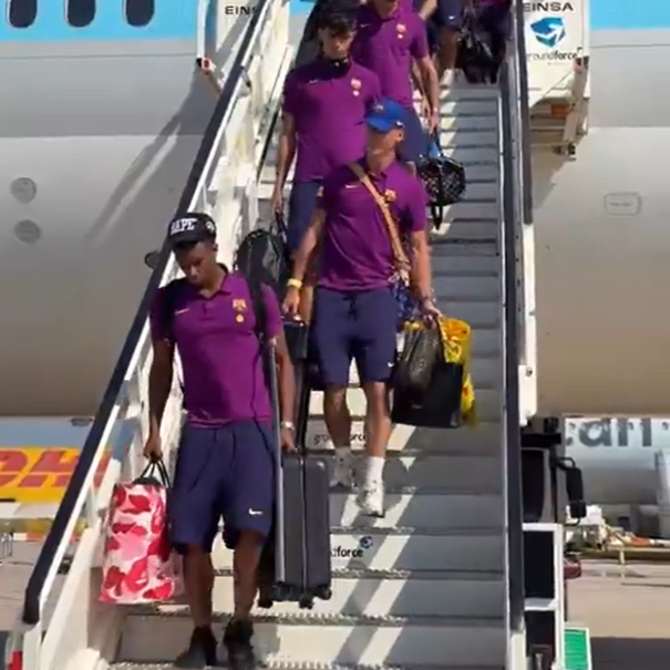バルサがアジアツアーを終えスペインへ帰国。飛行機から降りる〇〇の荷物の多さに注目！ | 話題の投稿 | スポーツブル (スポブル)