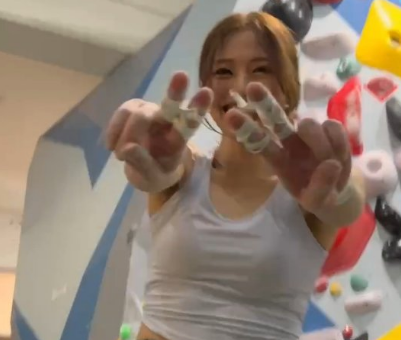 「ナイスー！！」クライミング美女子、ミリタリーテイストのスタイルで登る"ボルダリング・ムービー"を披露！ | 話題の投稿 | スポーツブル (スポブル)