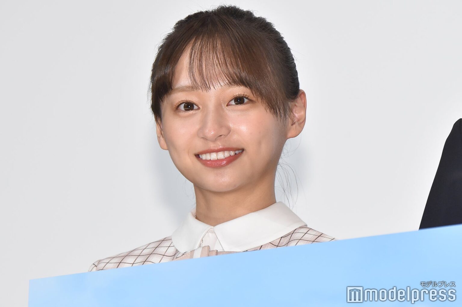 影山優佳、ノースリタイトワンピで透明美肌際立つ「破壊力すごい」「ウエストライン綺麗」の声