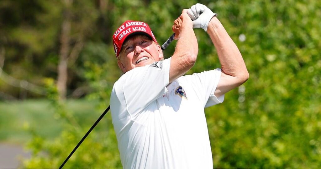 トランプ、79歳は、ゴルフの外出で直線で歩くのに苦労しています