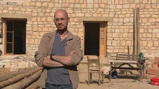2012年、スペインの村全体が男性を除いて宝くじに勝ちました。彼の名前：Kostis Mitsotakis。