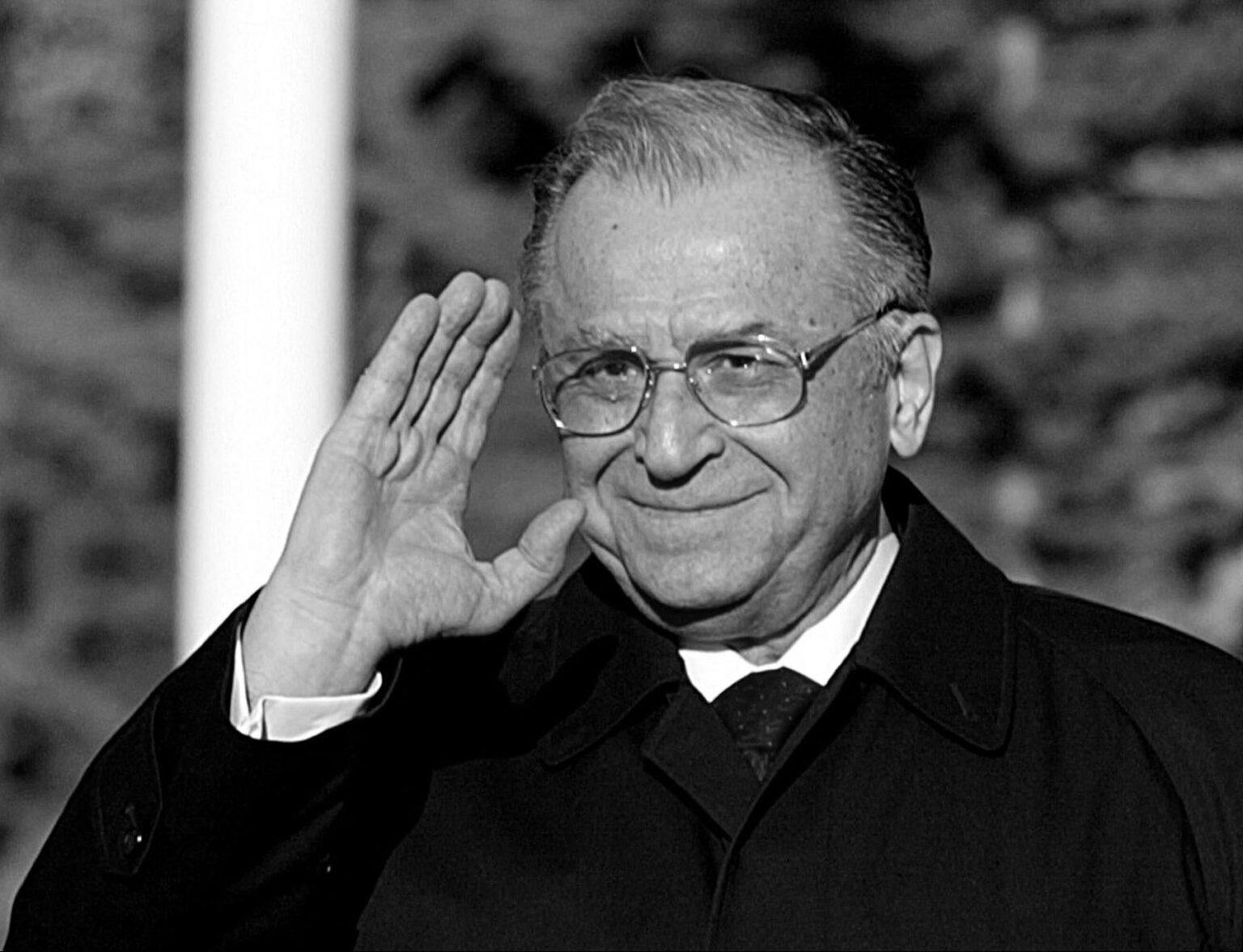 Ioniliescuを破る（共産主義後のルーマニアの初代大統領）が亡くなりました。彼は95歳でした