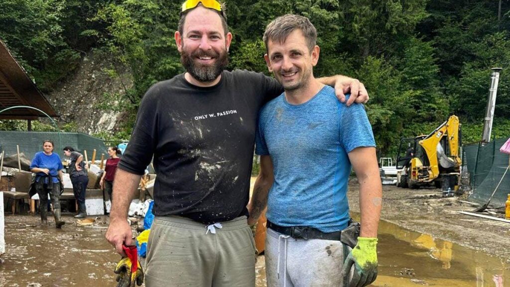 彼が選挙の宣伝をしているとカリン・ジョルゲスを非難したブロ・テニの男は、彼の支持者によって脅かされ、嫌がらせを受けている