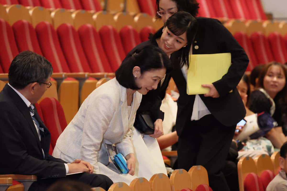 ミュージカル鑑賞のため、JMSアステールプラザに到着された秋篠宮妃紀子さまと次女の佳子さま＝10日午後、広島市中区