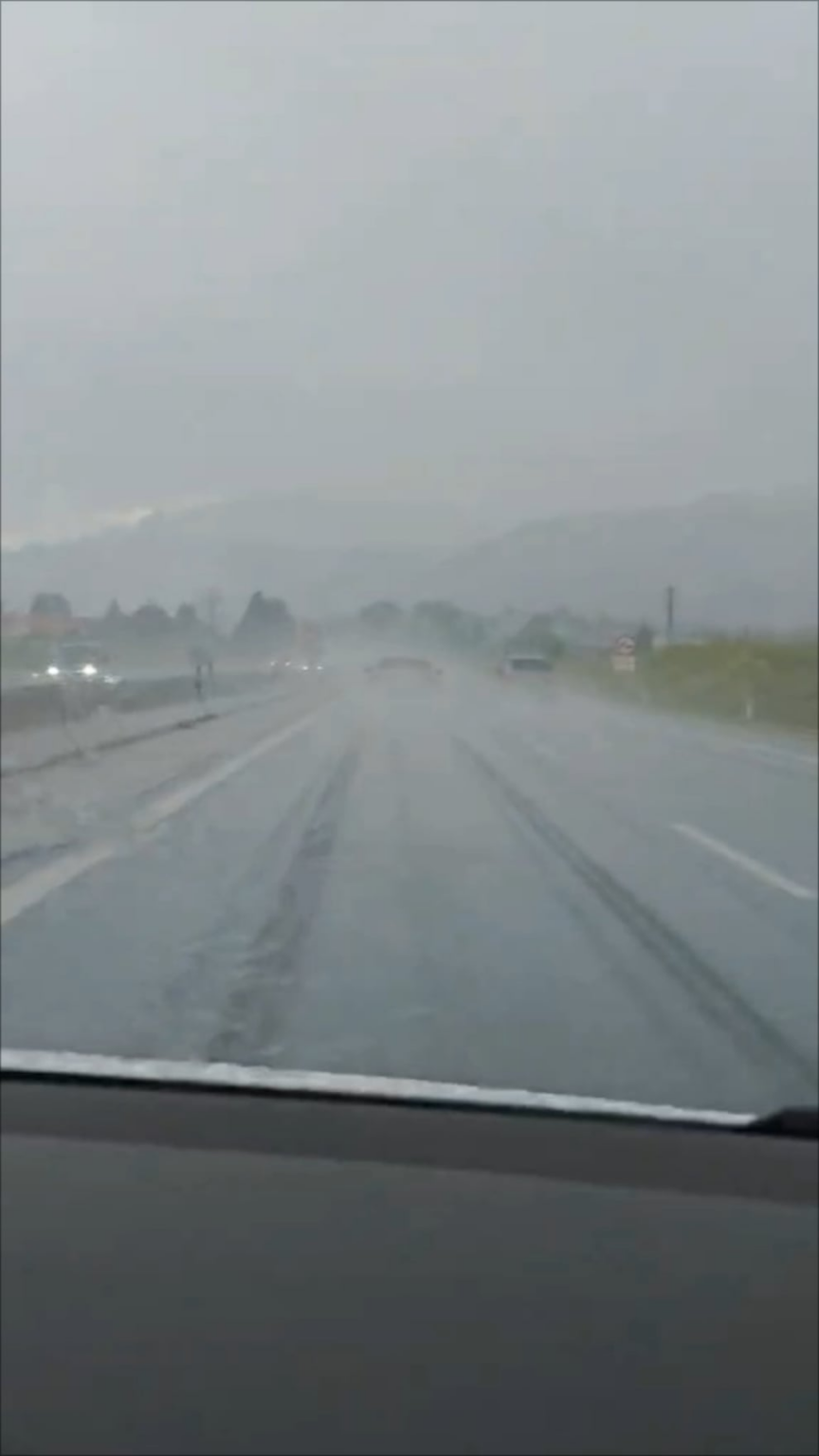 明かりのない高速道路での無責任な運転。