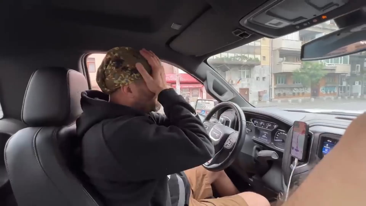 市内で積極的に運転しているチェルー