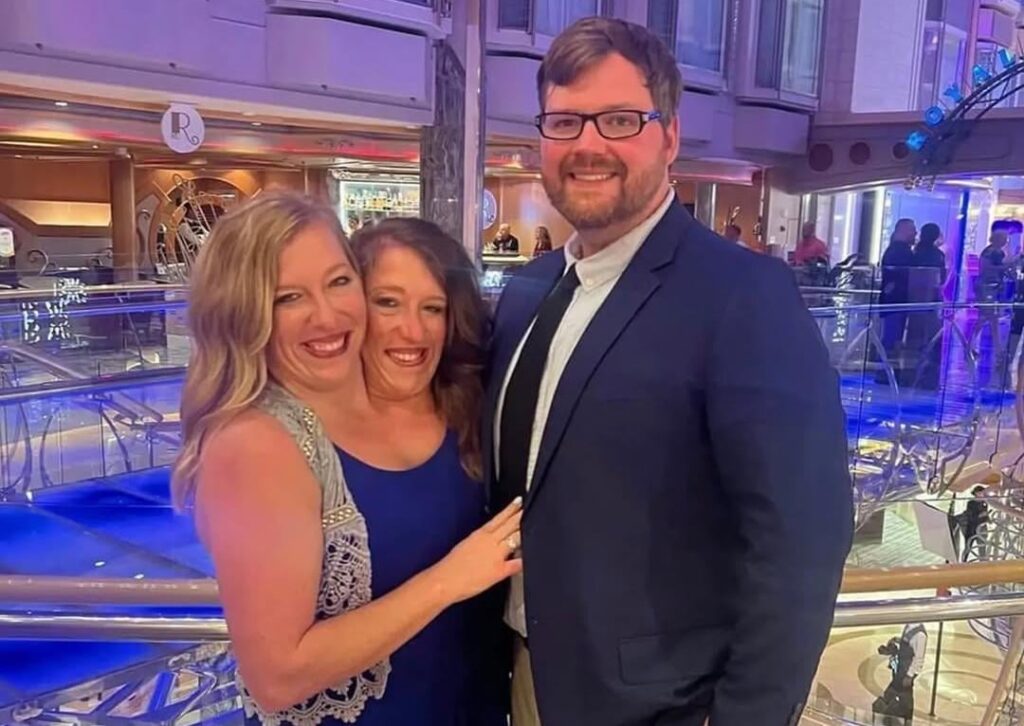 結合した双子のブルターニュとアビー・ヘンセルは結婚した後に赤ちゃんと一緒に見られました