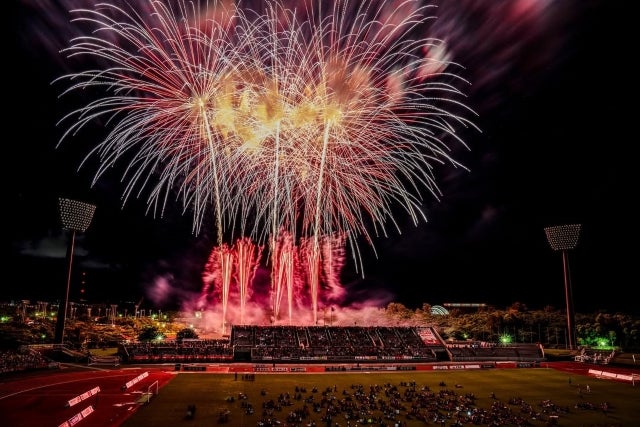 FC琉球OKINAWA、「全島サッカー祭り」で圧巻の花火。絆をテーマに描いた夜空にみんなが魅了 | 話題の投稿 | スポーツブル (スポブル)