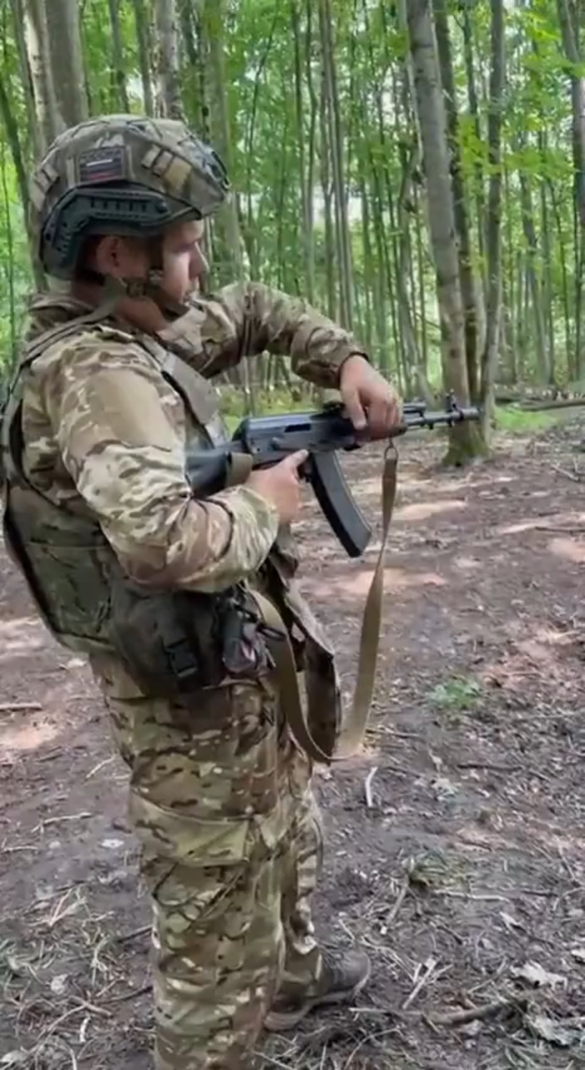 「これらは、ドラフトオフィスが私たちを戦争に送るような種類の新兵であり、彼はライフルをリロードすることさえできません。」パーマ市からの契約新入社員がロシアの第22モーターライフル連隊の階級に加わりました