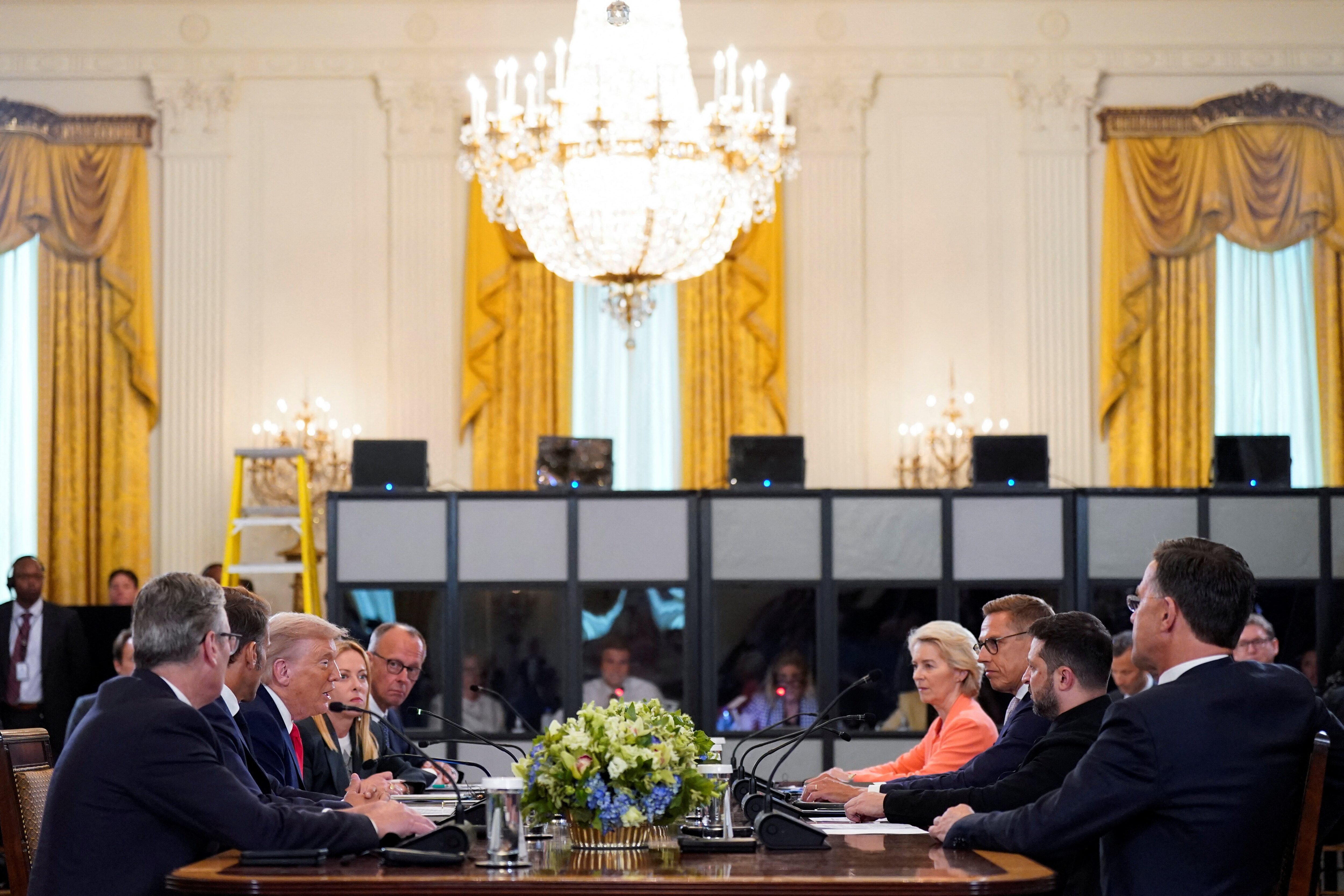 トランプ氏、欧州首脳らとの会談中断　プーチン氏との電話協議で＝報道