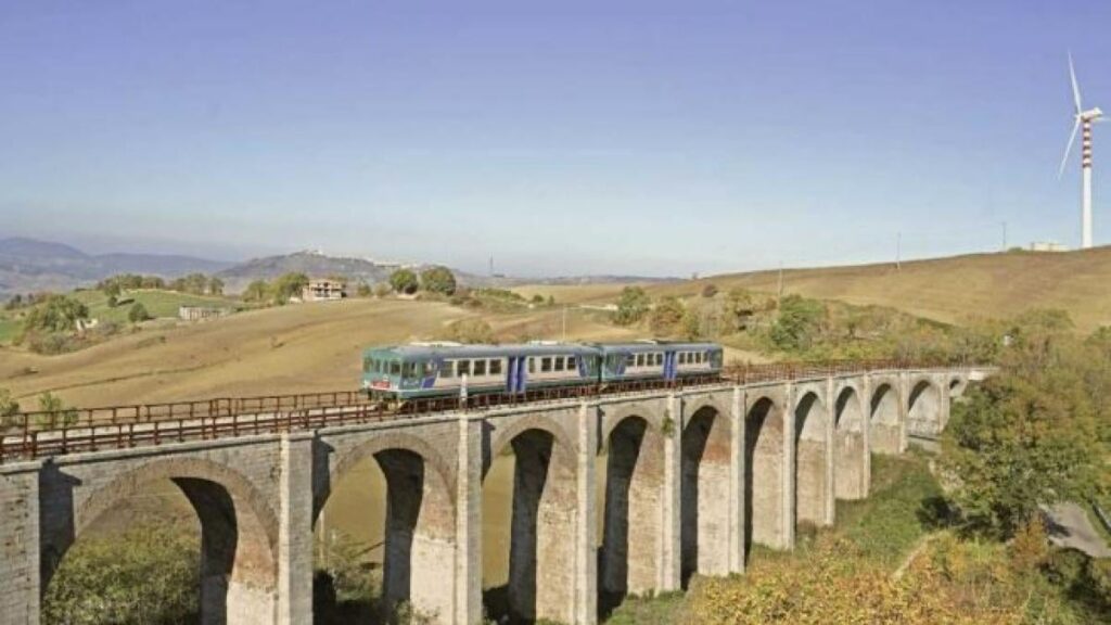 モリス、存在しない鉄道：列車のないカンポバッソ単一地域の首都（5年間）