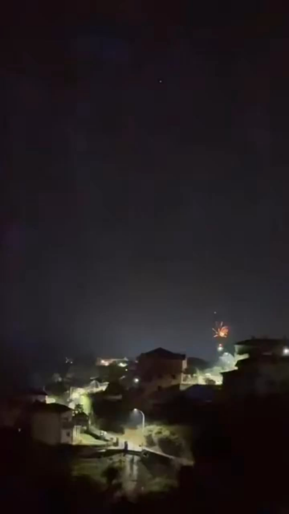スペインでは、火が私たちを破壊している間に花火を投げます