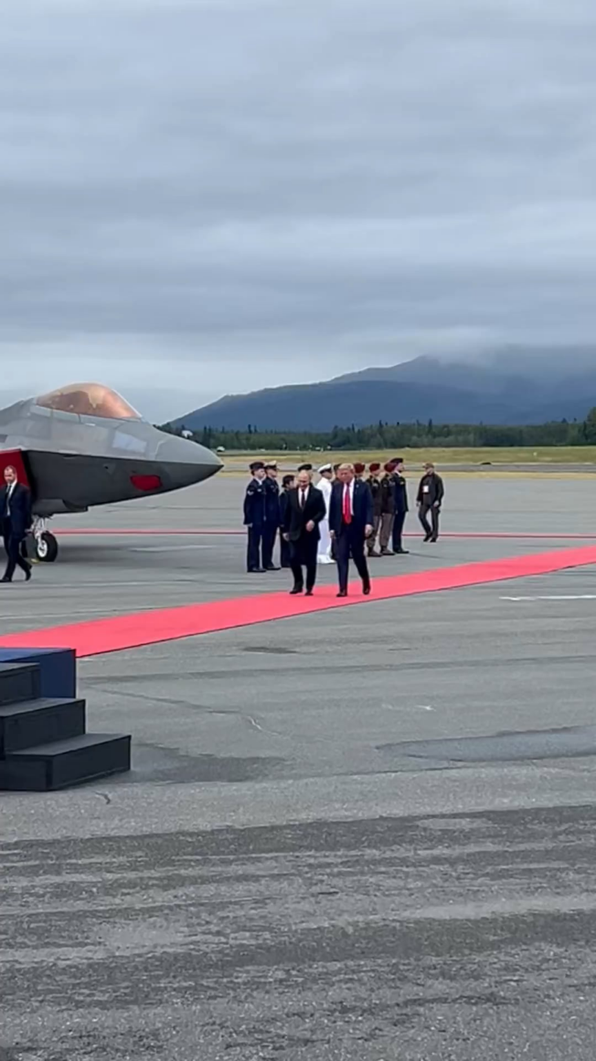 B-2爆撃機がプーチンズの頭の上を飛んでいます