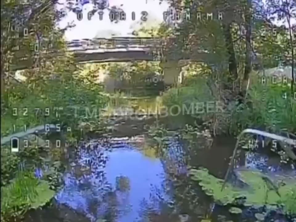 ウクライナ軍のブリャンスク・オブラストは、ツタタ川に沿ってロシアの重要な橋を落とし、約10マイル（16 km）の国境に沿ってロシア軍を遮断しました。 FPVドローンは、橋のサポートに縛り付けられた約30 TM-62対策鉱山鉱山爆発を爆発させました