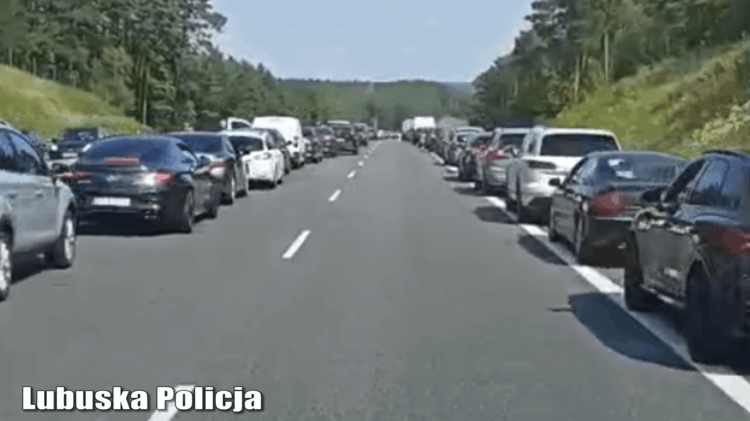 [Poland] 高速道路で「生命の廊下」を通過するパトカー