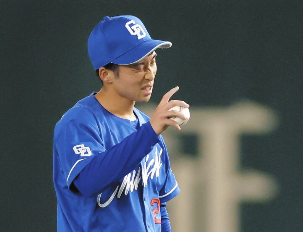 ３回裏、泉口の二ゴロを失策し先制を許した田中