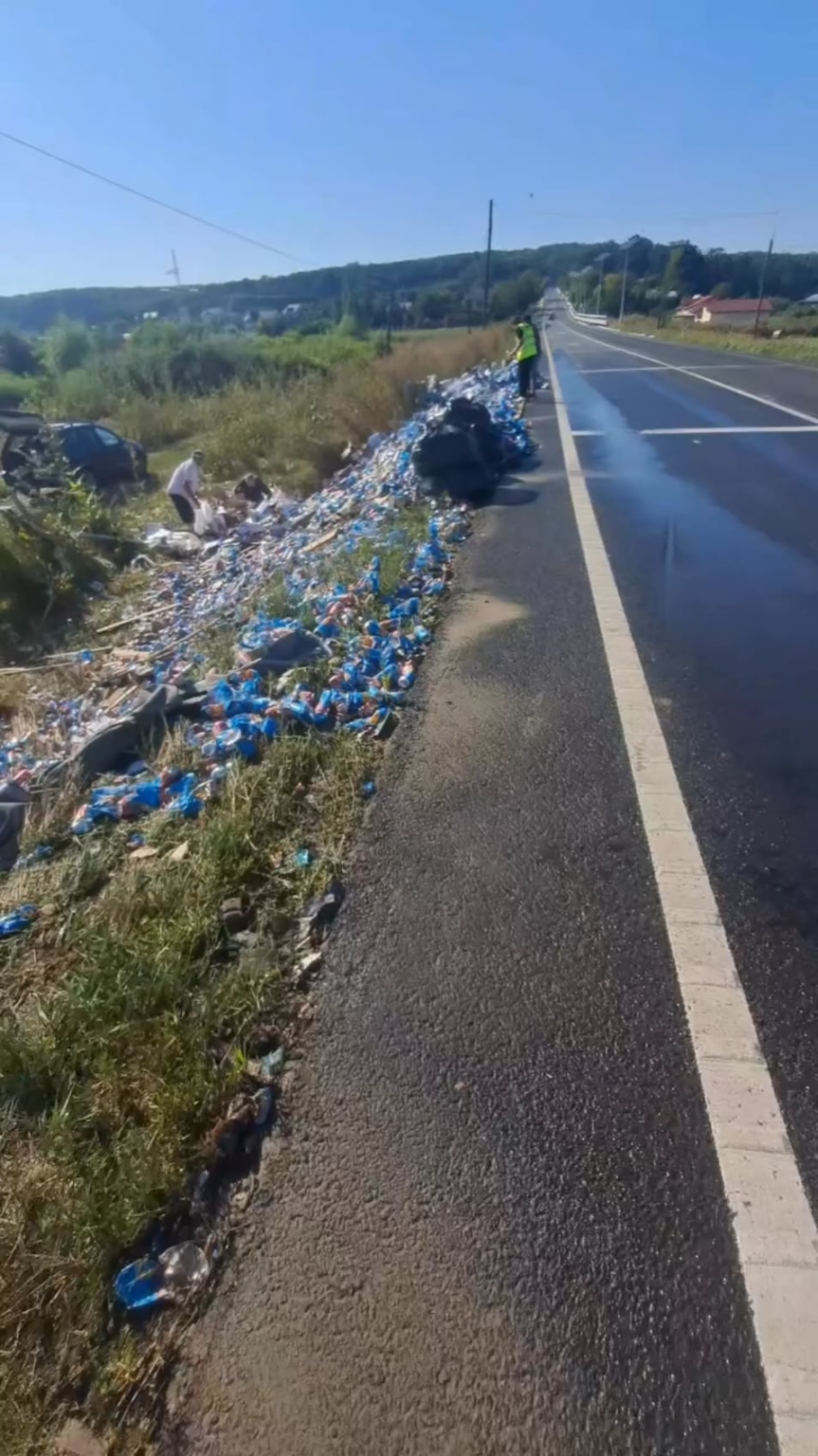 ビールを積んだ発砲は、ボトサニとハルラーの間の道路で転覆しました