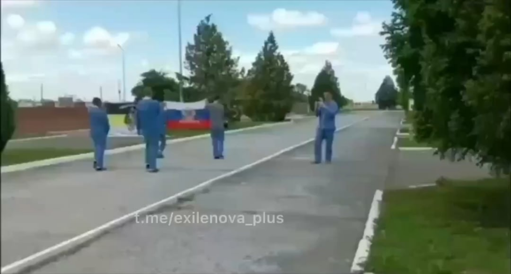 正面から戻ってきた「勝利した兵士」を祝うためのロシアのパレード..しかし、ニュアンスがあります