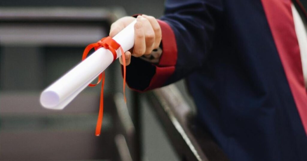 キプロスのサロス：大学から数百度の販売に関する公式の苦情
