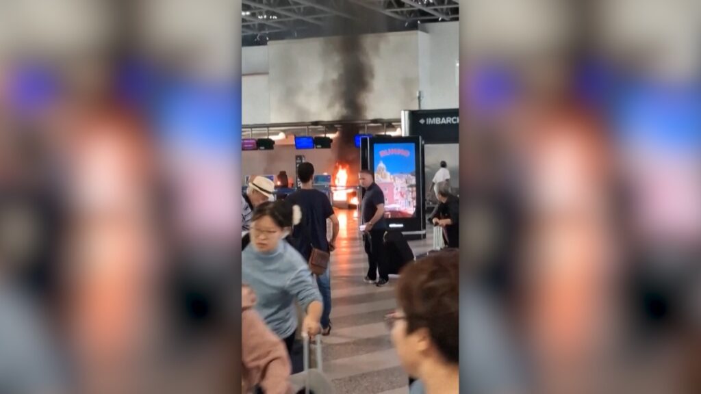 チェックインカウンターへの放火でイタリアの空港がパニック - CNN.co.jp