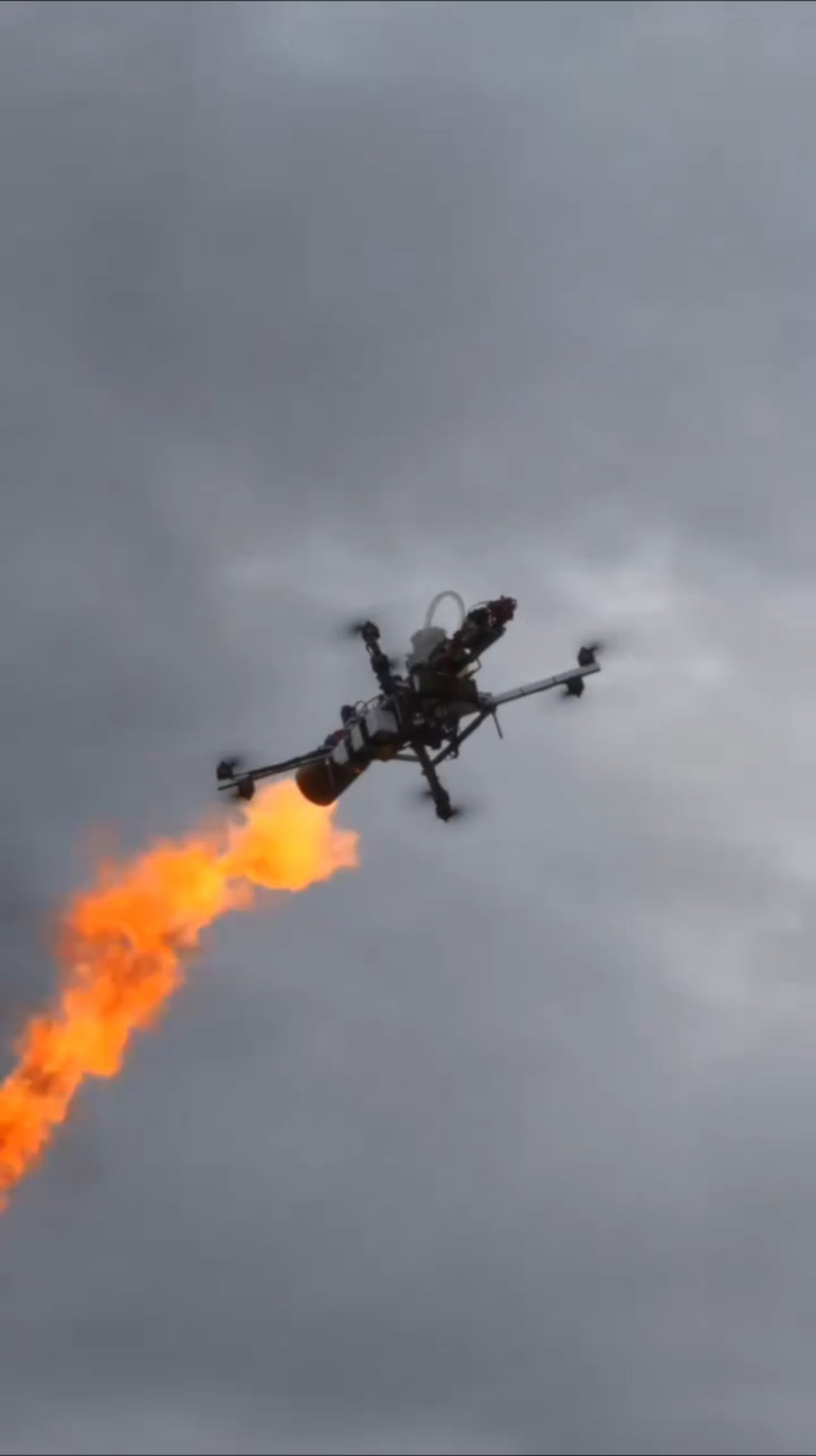ウクライナの火炎放射器ドローン（別名「ドラカリス」）は、ロシアの姿勢を揚げる準備ができています。 10.08.2025