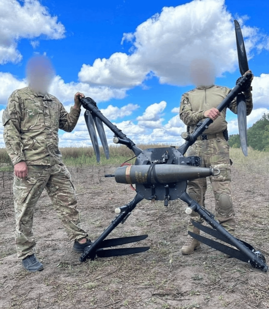 155mmの砲弾を備えた大きなウクライナのドローン