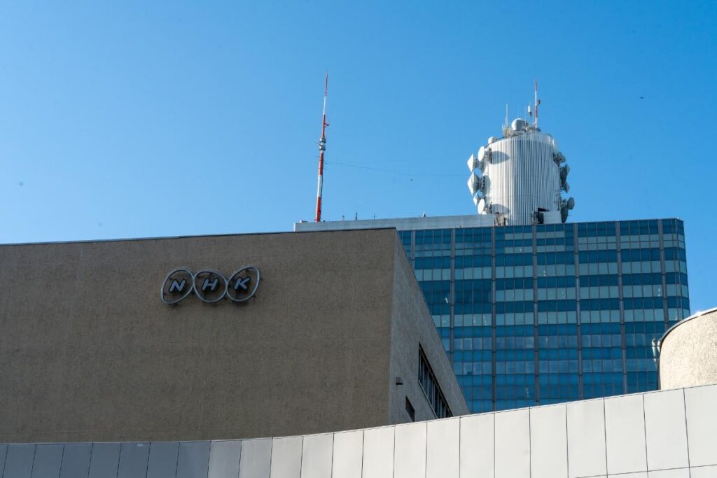 ノーモラル放送協会(N・H・K)、今年の10月から月額1,100円のスマホ所持税導入へ