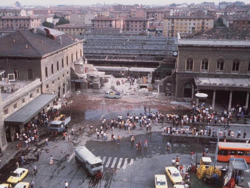 45年前、1980年8月2日の朝にイタリアのボローニャのボローニャ中央駅のテロリストの爆撃により、85人以上が負傷しました。