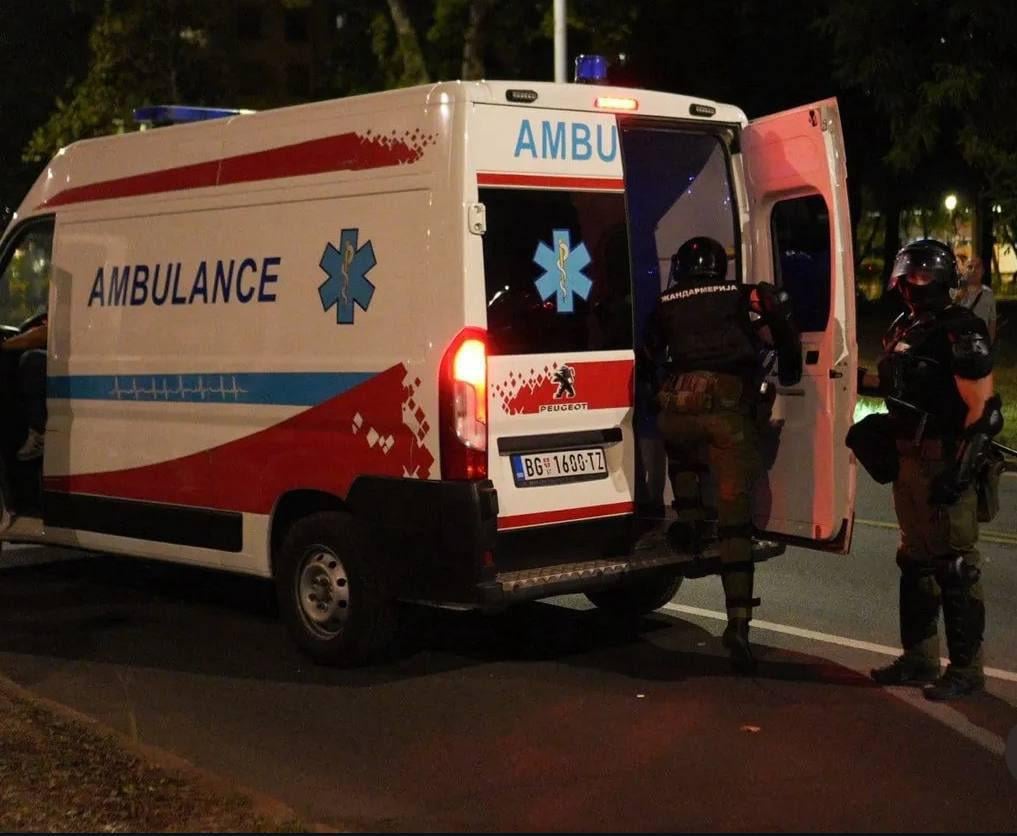 抗議者は、セルビア人警察が抗議中に救急車を使用して移動するのを見たと主張しています。