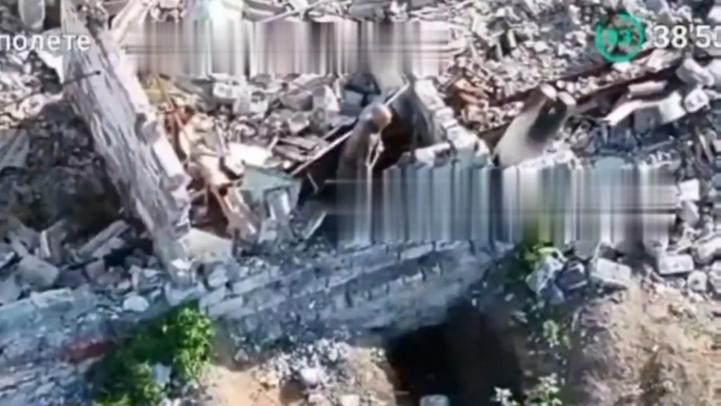 ロシアの兵士は、おそらくウクライナの狙撃兵からの銃撃で頭を襲っています。ドネツク地域、2025年8月。