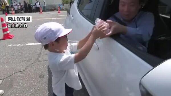 呉羽「梨」で交通事故「なし」に！富山の園児たちが地元特産品を使った安全呼びかけ活動で笑顔を届ける