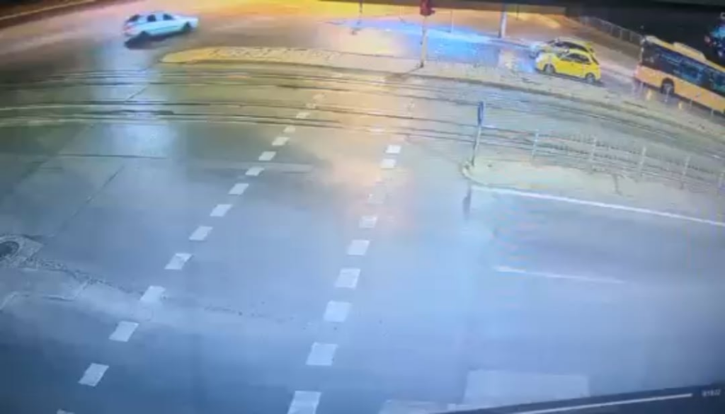 昨日のクラッシュからのビデオ。車はバスに衝突しました。