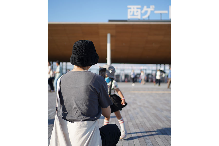 入場してすぐ、子どもの服装を写真撮影しておくと、迷子の捜索に役立つ（Lmaga.jp撮影）