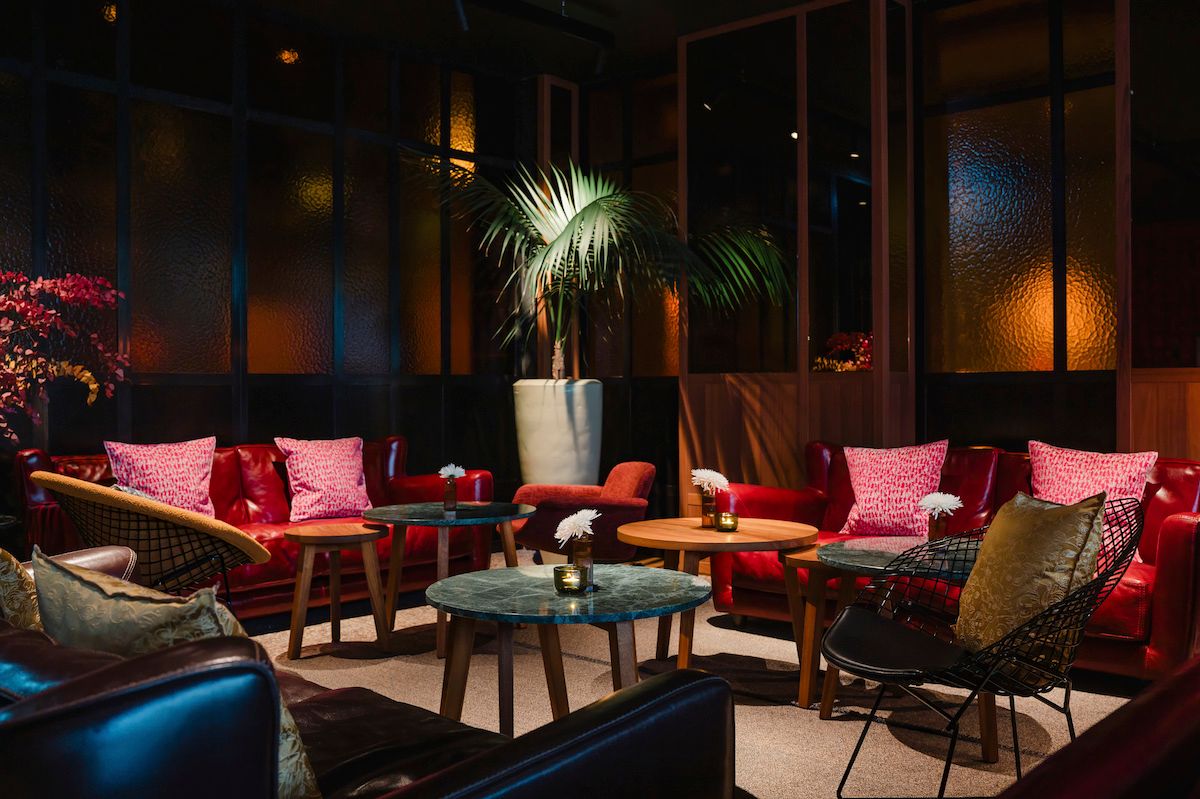 バクスターのソファーやハリー・ベルトイアのダイヤモンドチェアが置かれた、ゆったりくつろげるバーラウンジ。