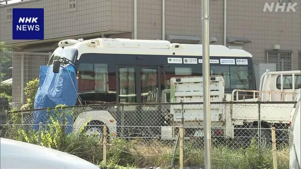 自動運転実証実験中のバスが街路樹に衝突 少なくとも1人軽傷