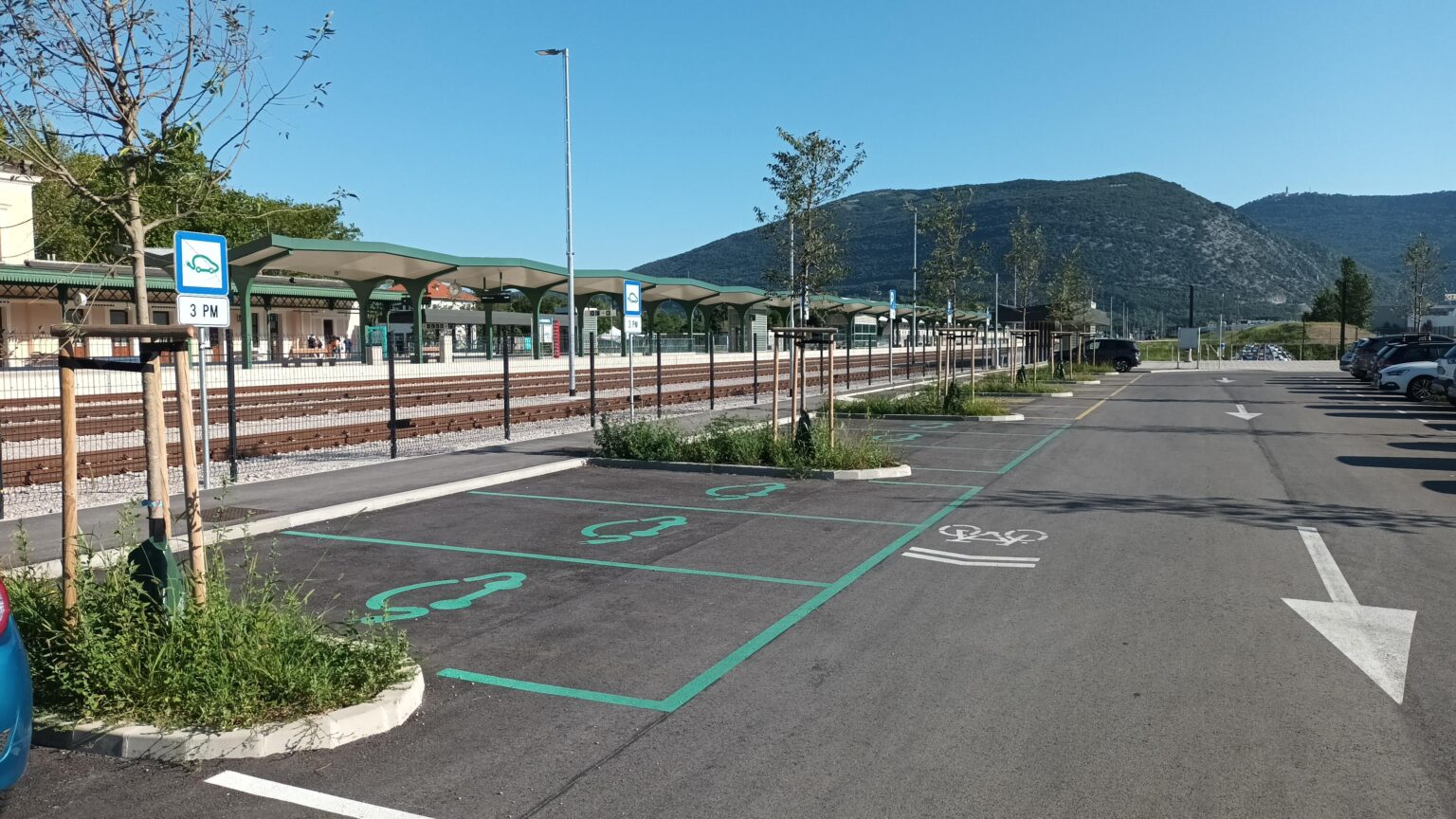 なぜ駐車場がエルのためのものなのか。充電ステーションがない場合は車