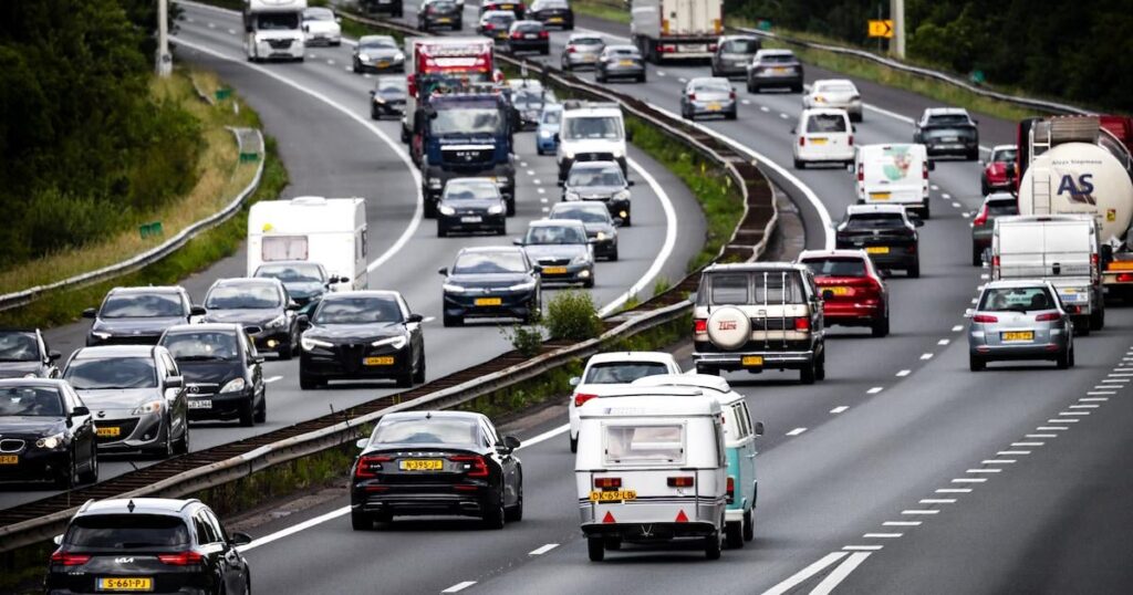 オランダは初めて1,000万台以上の車を持っています