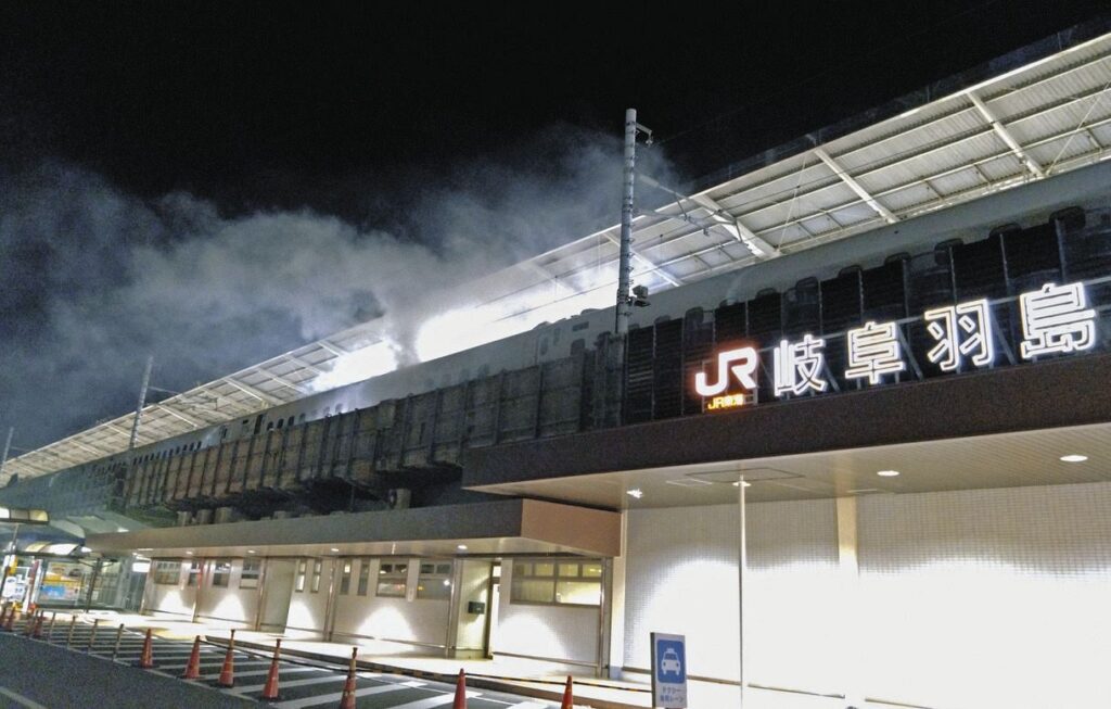 不具合が発生したこだま764号が停車する、東海道新幹線のJR岐阜羽島駅＝15日午後11時28分撮影