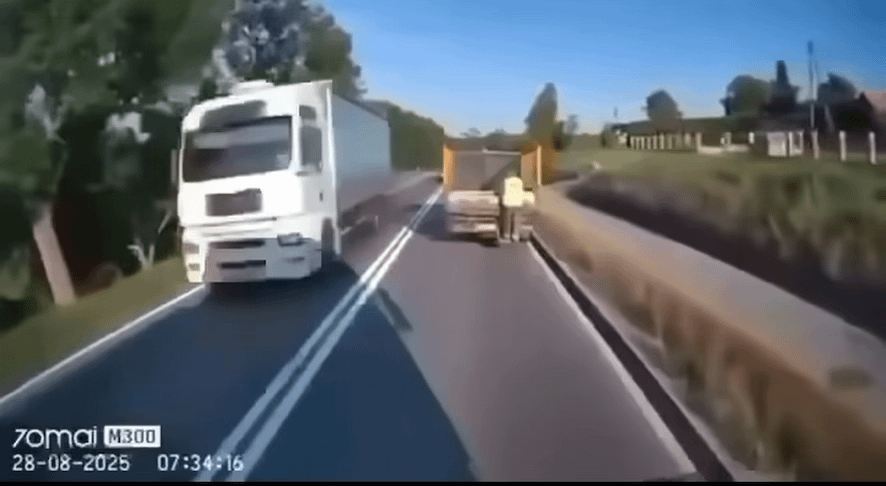 自動車はゴミトラックで真っ直ぐに衝突します