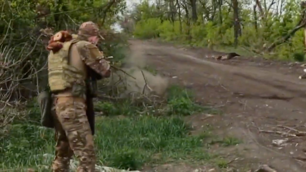 ロシアの兵士は、AKから爆弾を発射して爆弾を和らげようとしました。残りは少し予測可能です。