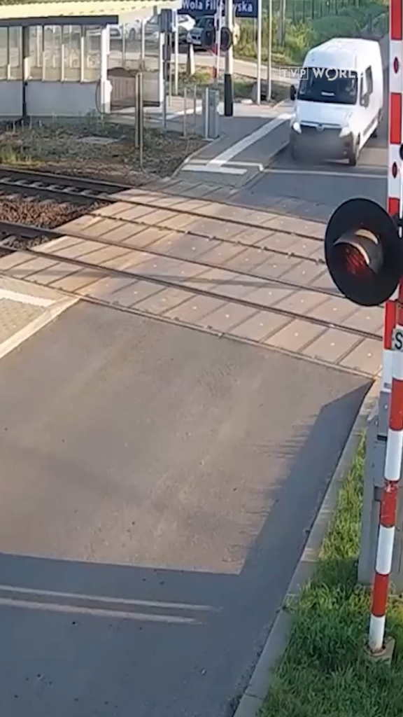 オペルの配達トラックは、świnoujście-krakow列車と衝突しましたが、奇跡的に、誰も負傷しませんでした。